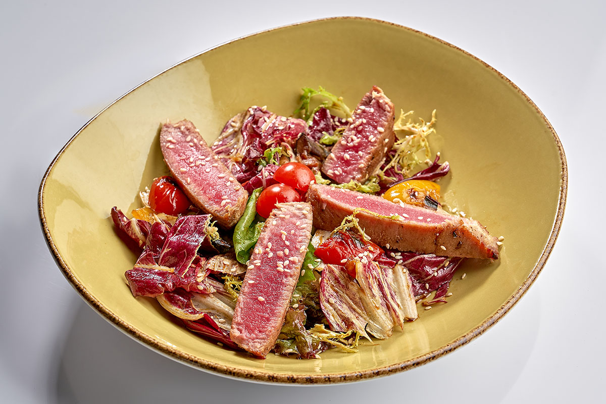 Теплый салат с тунцом