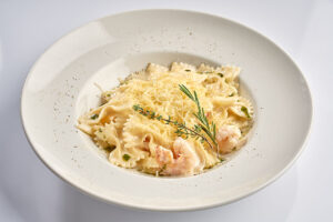 Фарфалле с тигровыми креветками