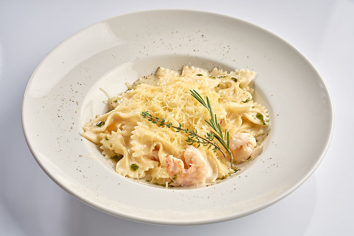 Фарфалле с тигровыми креветками