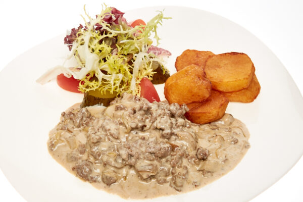 Бефстроганов с белыми грибами и картофелем