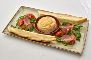 ЗАПЕЧЕННЫЙ КАМАМБЕР С БАГЕТОМ И РУККОЛОЙ Запеченный камамбер с багетом и рукколой