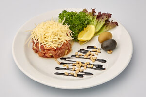 Салат Йорк из слабосоленой семги, томатов и сыра