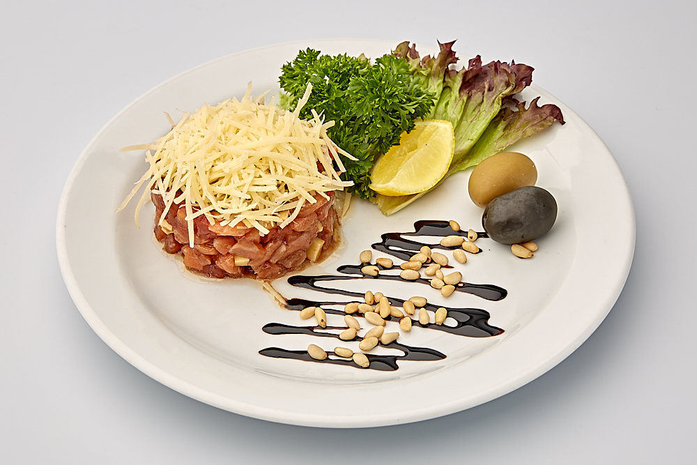 Салат Йорк из слабосоленой семги, томатов и сыра