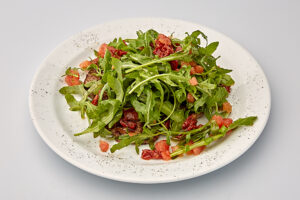 Руккола с говядиной и вялеными томатами