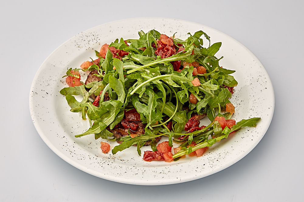 Руккола с говядиной и вялеными томатами