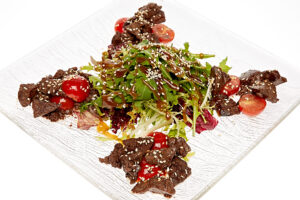 Теплый салат с куриной печенью Теплый салат с куриной печенью