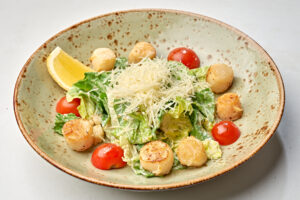 Салат цезарь с гребешком