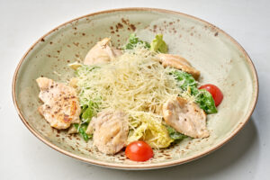 салат ЦЕЗАРЬ С КУРИЦЕЙ Салат цезарь с курицей