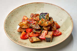 салат из БАКЛАЖАНОВ И ПОМИДОРОВ Теплый салат с томатами и баклажанами