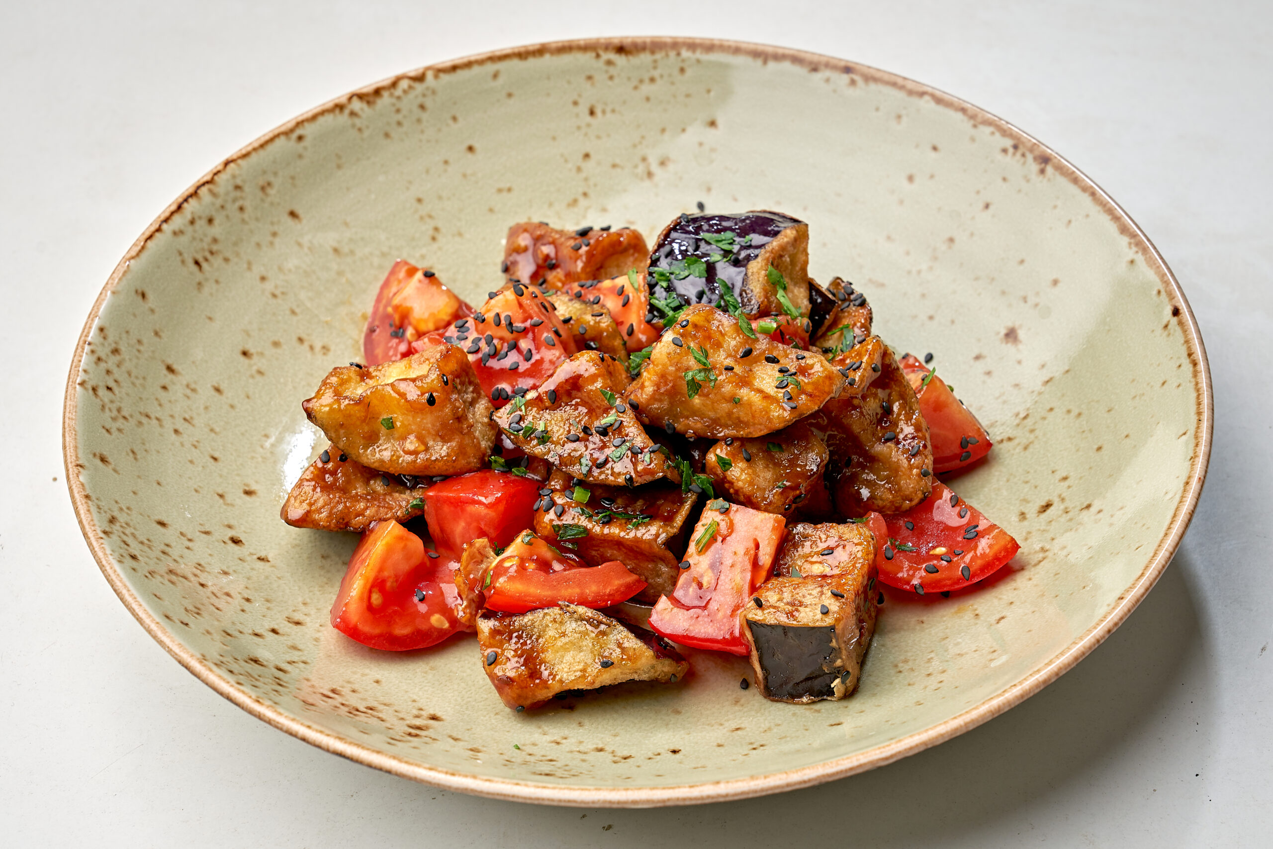 Теплый салат с томатами и баклажанами