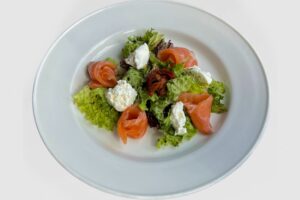 Салат с слабосоленой семгой и нежным сыром